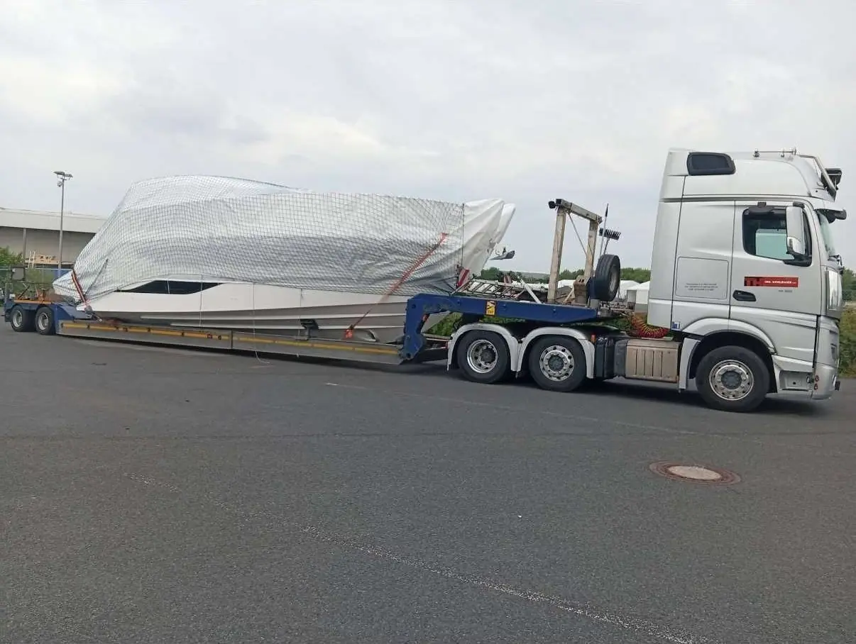 Boot auf Tiefladeauflieger