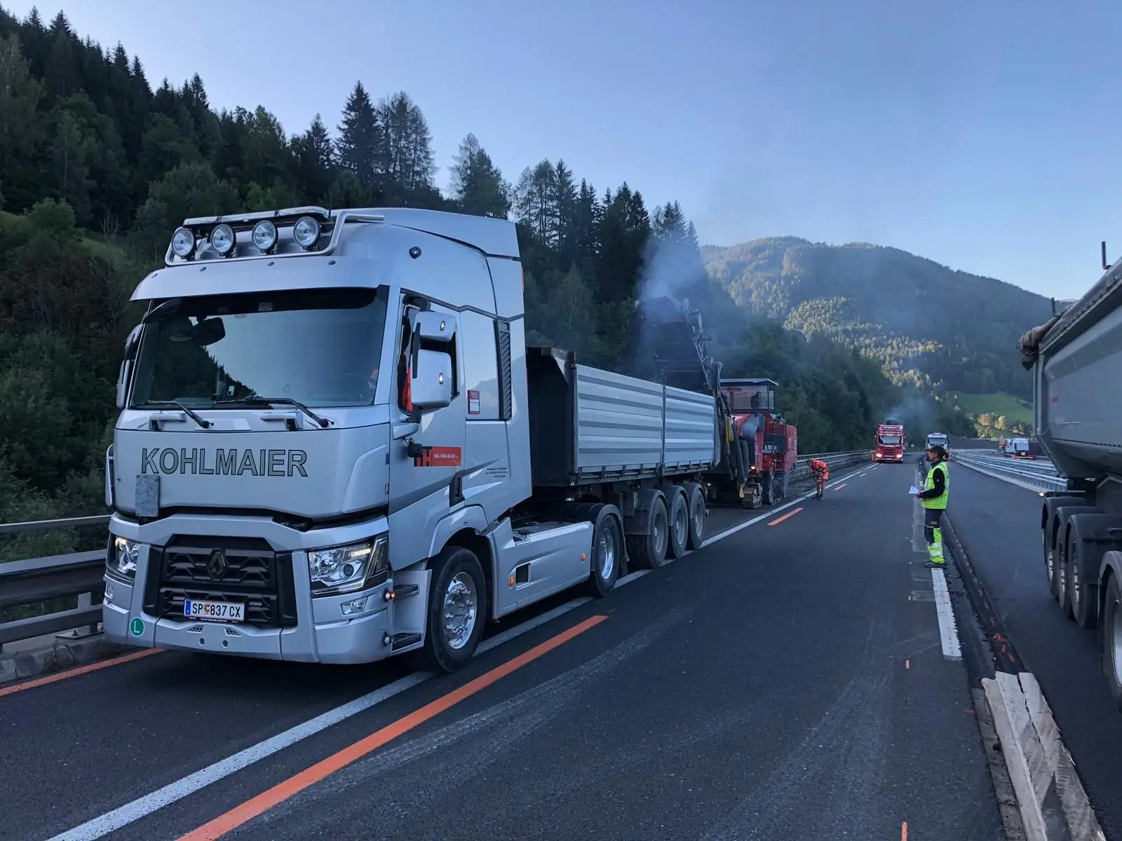 Kippsattel von Kohlmaier bei Straßenbauarbeiten auf der A10