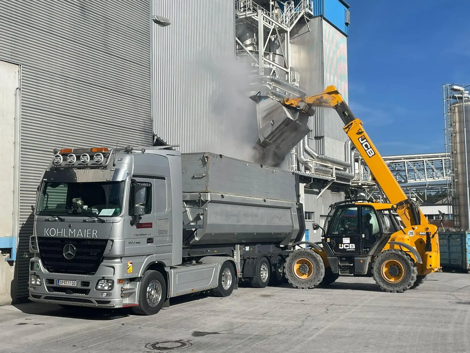 Kippsattel von Kohlmaier beim Abkippen an der Aufbereitungsanlage