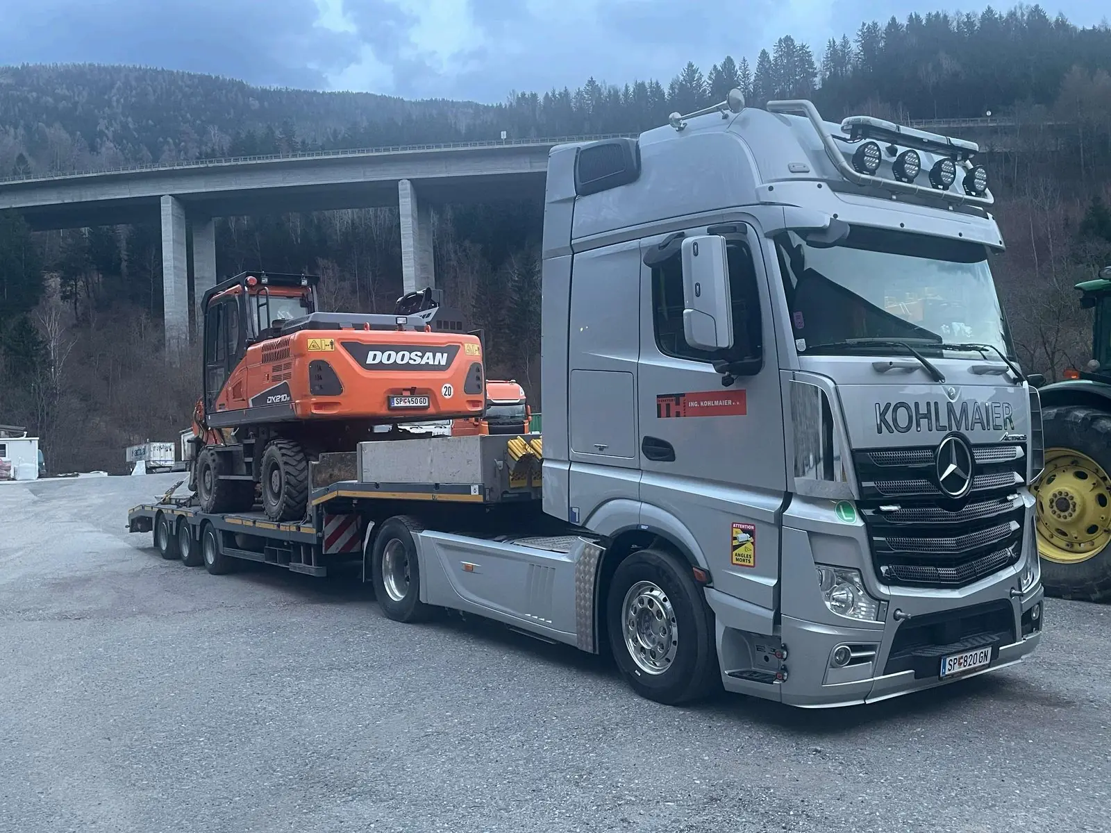 Kettenbagger auf Tieflader von Kohlmaier