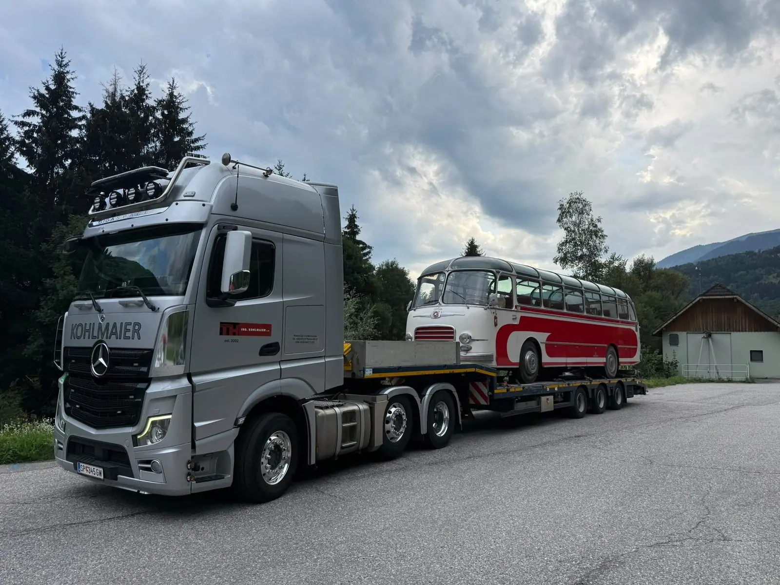 Oldtimer-Bus als Sondertransport auf dem Tieflader
