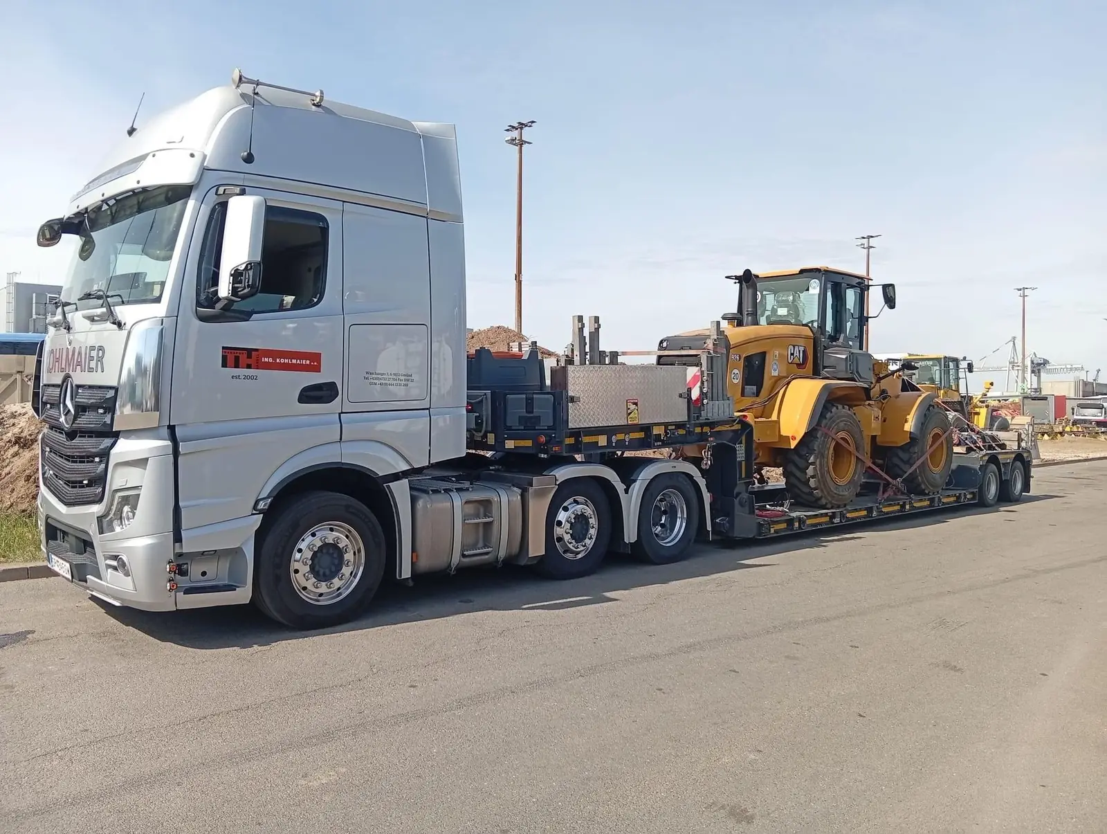 Radlader-Transport auf Tieflader