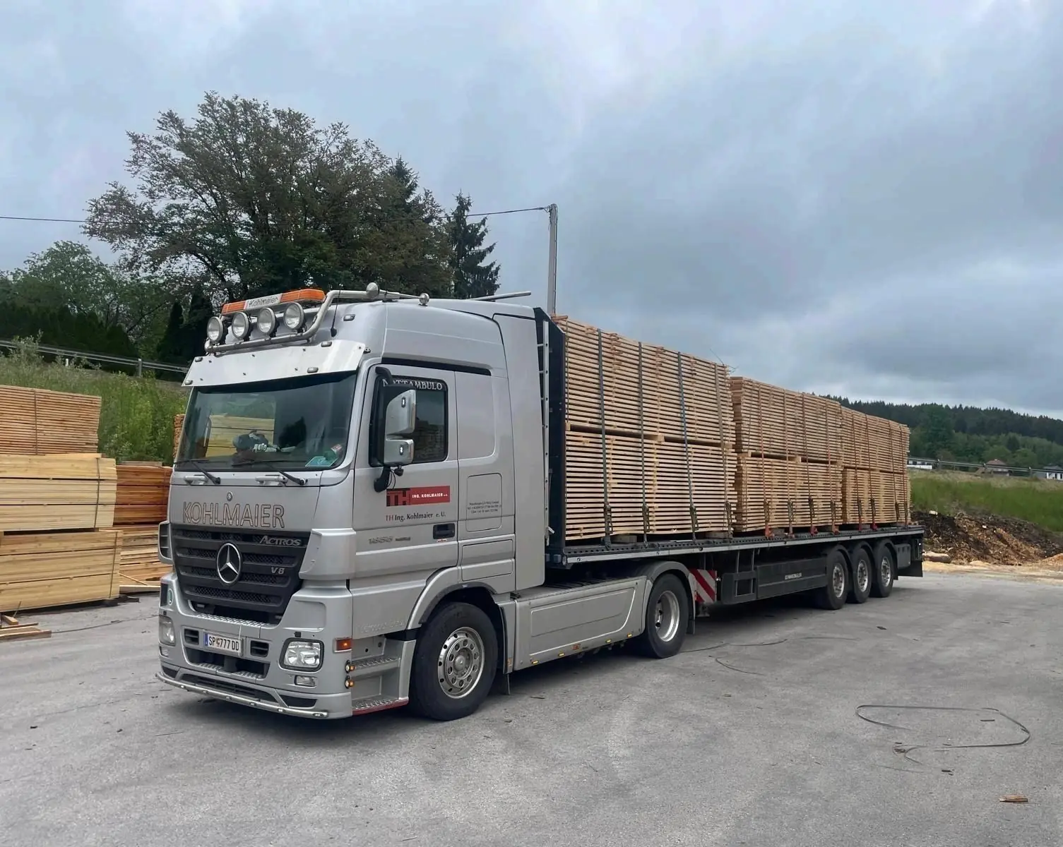 Schnittholztransport auf Plateauauflieger