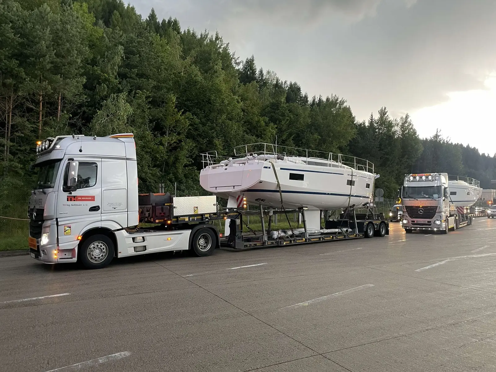 Yachttransport-Konvoi von Kohlmaier auf der Autobahn