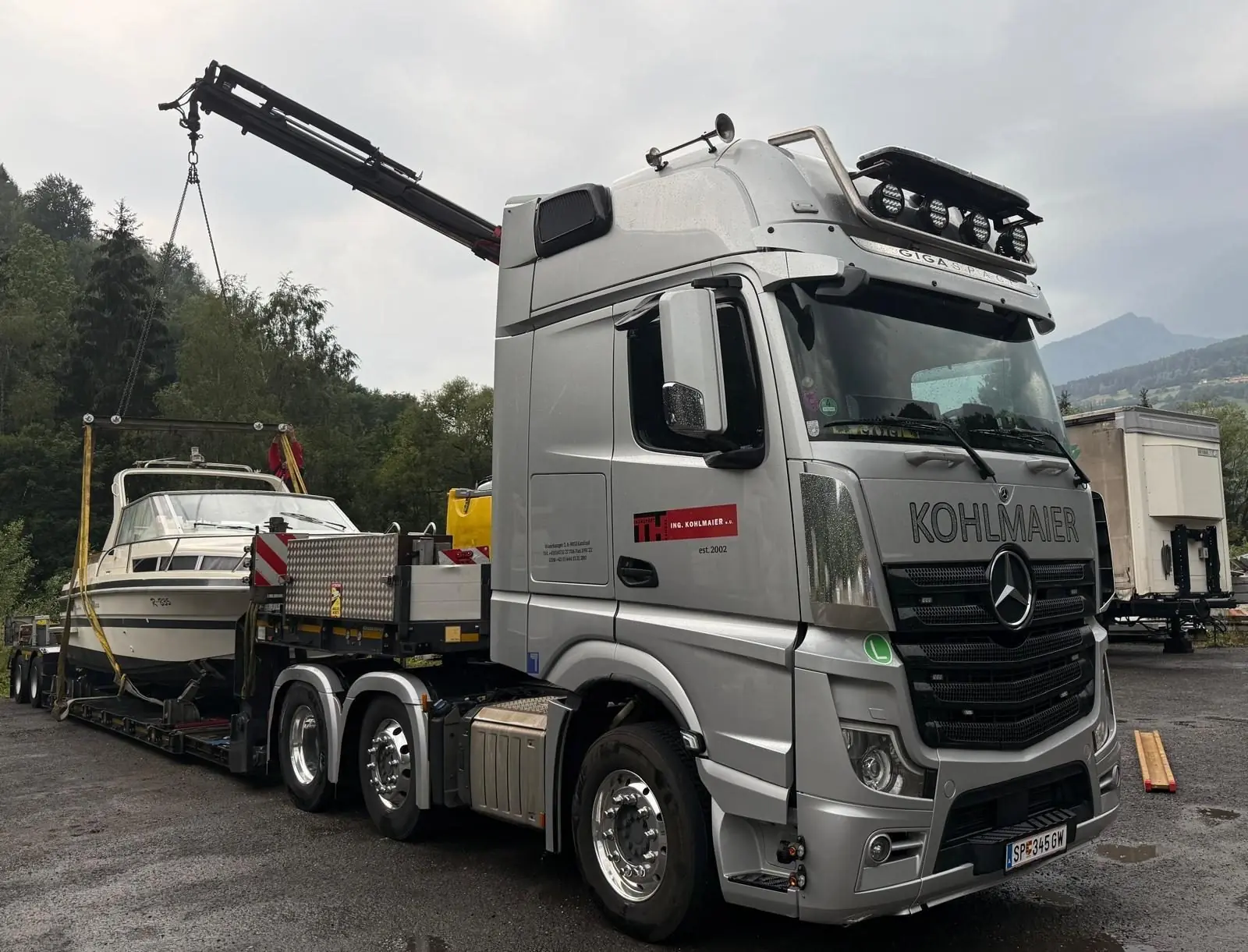 Motorboot auf Tieflader von Kohlmaier