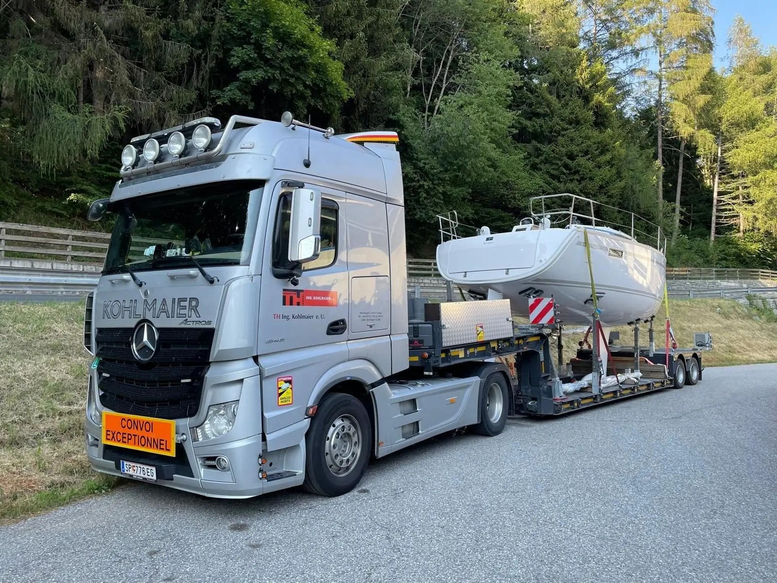 Segelyacht auf Spezialauflieger von Kohlmaier
