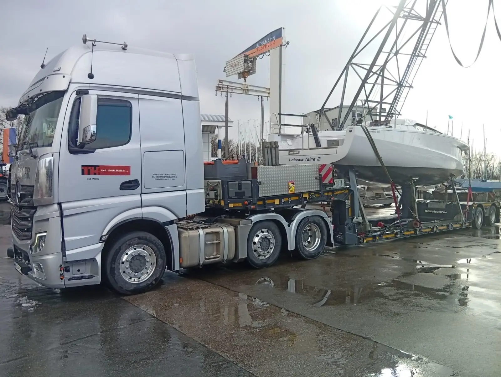 Yachttransport bei der Verladung an der Werft